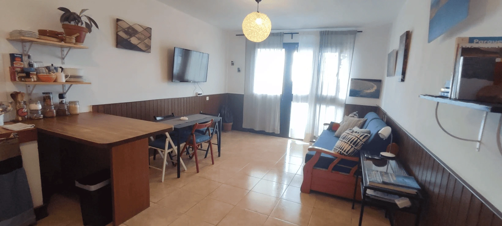 Sala de estar con vistas al mar en apartamento Los Ancones